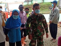 Anggota Satgas TMMD Ke-111 Bantu Nenek Wati Untuk Berobat Di Pengobatan Massal