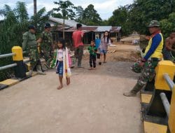 Kebahagiaan Anak-Anak Saat Melintasi Jembatan Baru Program TMMD Ke- 111 Kodim 1202/Singkawang