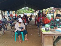 Anggota Satgas Terapkan Prokes Dalam Kegiatan Baksos