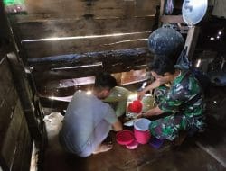 Anggota Satgas Bantu Orang Tua Asuh Mencuci Piring Di TMMD Ke-111 Kodim 1202/Skw