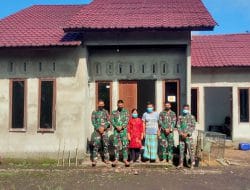 Pratu Gusti Foto Bersama Bapak Bahori Saat Pasca TMMD Ke-111 Kodim 1207/Pontianak di Dusun Maju Jaya