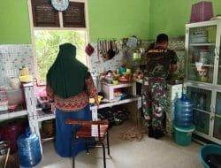 Sang Juru Masak Bagi Anggota Satgas TMMD Ke 111 Kodim 1207/Pontianak
