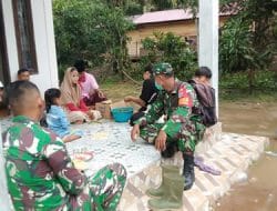 Sambil Menunggu Jemputan, Anggota Satgas TMMD Ke-111 Kodim 1207/Pontianak Duduk Santai di Teras Rumah Warga