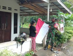 Sertu Ronisal Yakinkan Semua Warga di Lokasi TMMD Ke-111 Kodim 1207/Pontianak Kebagian Bendera Merah Putih