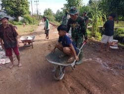 Arco Dijadikan Sarana Bermain Anak-Anak Bersama Satgas TMMD Ke-111 Kodim 1207 Pontianak