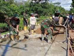 Pengecoran Jalan Rabat Beton di Lokasi TMMD Ke-111 Kodim 1207/Pontianak