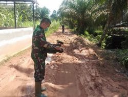 Satgas TMMD Ke-111 Kodim 1207/Pontianak Bawa Semen Gunakan Motor Dinas