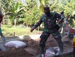 Dansatgas Berbaur Bersama Warga Setempat Saat Kunjungi Lokasi TMMD Ke-111 Kodim 1207/Pontianak