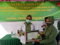 Ketua Persit Cabang LI Kodim 1207/Pontianak Berikan Plakat Kepada Pemateri Dalam Kegiatan Non Fisik TMMD Ke-111