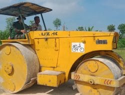 Alat Berat Dikerahkan Padatkan Jalan