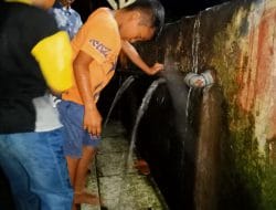 Keramahan Koptu Suwandi Situmorang Ajari Anak-anak Berwudhu