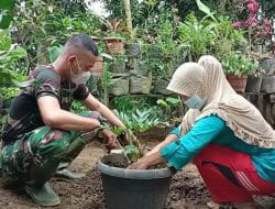 Bantu Rawat Tanaman Bunga Wujud Kemanunggalan TNI dan Rakyat