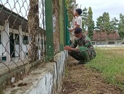 Peduli Lingkungan, Satgas TMMD Tapsel Cat Pagar Sekolah