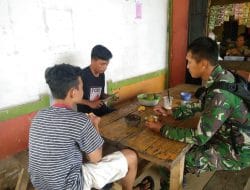 Anggota satgas TMMD jombs sambil makan mangga bersama pemuda desa