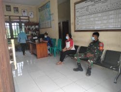 Anggota satgas TMMD komsos dengan perangkat desa jelang penutupan TMMD.