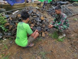 Anggota satgas TMMD bantu warga pecahkan batu