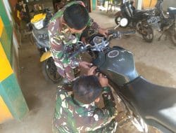 Satgas TMMD Membantu Warga Memperbaiki Sepeda Motor