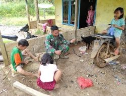 Satgas TMMD Regtas Ke 111 Kodim 1202/Singkawang Kenalkan Serunya Main Tembakan Pletokan Dari Bambu