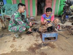 Bantu Warga Perbaiki Motor Yang Rusak Satgas TMMD Ke-111 Kodim 1202/Singkawang