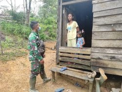Lakukan Komsos Anggota Satgas TMMD Ke-111 Kodim 1202/Skw Dengan Warga Desa Sentangau Jaya