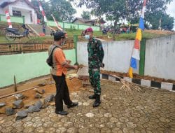 Anggota satgas TMMD Komsos bersama kepala dusun trymulia