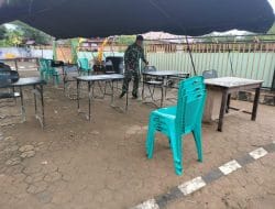 Pembersihan Halaman Kantor Desa Oleh Anggota Satgas TMMD Ke-111 Kodim 1202/Skw