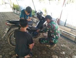 Anggota satgas TMMD bantu warga ganti busi motor yang rusak