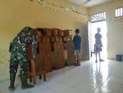 Tak Tinggal Diam, Satuan Tugas TMMD Ke-111 Kodim 1202/Skw Ikut Menata Meja Dan Kursi Paud