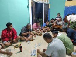 Anggota satgas TMMD semangkin solid bersama warga saat makan bersama