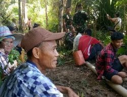Anggota Satgas Komsos Dengan Warga Desa Sentangau Jaya