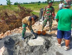 Anggota Satgas TMMD Bersama Warga Aduk Semen Untuk Pembangunan Jalan Desa Siwalan