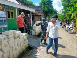 Kerja Keras Selesaikan Cat Rumah Bu Nasriah