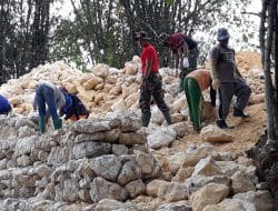 Tak Ada Kata Pantang menyerah dalam Giat Buat Bronjong Sungai Tretek