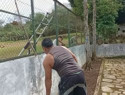 Kopda Azis Prady Selesaikan Cat Pagar Sekolah