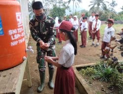 Anak-anak Jaga Jarak Saat Menunggu Antrian Cuci Tangan