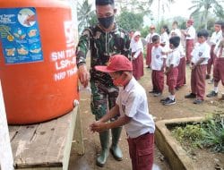 Satgas TMMD Kodim Tapsel Ajari Anak-anak Cara pakai Masker yang Benar