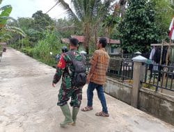 Personil Satgas TMMD Ke-111 Kodim 1207/Pontianak Himbau Ketua RT Pangkas Pohon Yang Menutupi Penerangan Jalan dan Rawan Tumbang