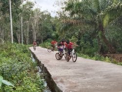 Bukan Hanya Orang Dewasa, Anak-Anak Juga Merasakan Manfaat Jalan Yang Dibangun Satgas TMMD Ke-111 Kodim 1207/Pontianak