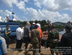 Pasca TMMD Ke-111 Kodim 1207/Pontianak, Babinsa Membantu Penyaluran Bantuan Korban Banjir di Desa Kubu Padi