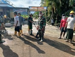 Optimalkan Layanan Lalu Lintas, Satgas TMMD Ke-111 Kodim 1207/Pontianak Laksanakan Kegiatan Pemeliharaan Jalan Bersama Warga