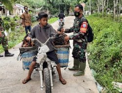 Saat Lihat Kondisi Jalan Hasil TMMD Ke-111 Kodim 1207/Pontianak Bersama Ketua RT, Babinsa Bantu Warga Yang Langsir Buah Sawit