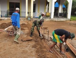 Pasca TMMD Ke-111 Kodim 1207/Pontianak, Babinsa Kuala Mandor B Bantu Pasang Papan Mal