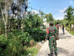 Sebelum Pamit Pulang, Satgas TMMD Ke-111 Kodim 1207/Pontianak Ajak Warga Pangkas Pohon Yang Ganggu Penerangan Jalan