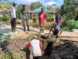 Tim Peliput Kegiatan TMMD Ke-111 Kodim 1207/Pontianak Bantu Warga Perbaiki Jembatan Kecil