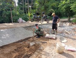 Sebelum Kembali Ke Satuan, Sertu Komang Sempatkan Diri Bantu Warga di Lokasi TMMD Ke-111 Kodim 1207/Pontianak Membuat Tanjakan Jalan Depan Rumah