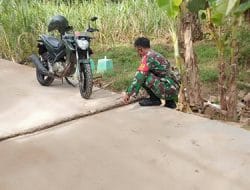 Antisipasi Warga Ngebut, Satgas TMMD Ke-111 Kodim 1207/Pontianak Pasang Tali Sebagai Polisi Tidur