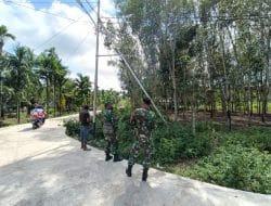 Ajak Warga Pangkas Pohon Yang Ganggu Penerangan Jalan di Lokasi TMMD Ke-111 Kodim 1207/Pontianak