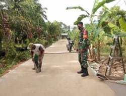 Pasca TMMD Ke-111 Kodim 1207/Pontianak, Warga Sapu Jalan Pastikan Jalan Tidak Licin