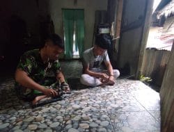 Untuk Menghilangkan Rasa Jenuh, Anggota Satgas TMMD ke 111 membuat Joran pancing ikan