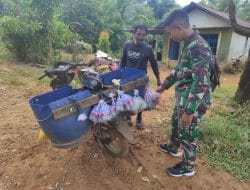 Anggota satgas membeli sayur yang di jajakan